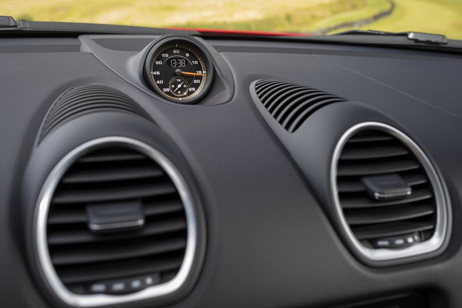 Детали интерьера Porsche 718 Cayman GT4 (982C) 2019 года  (WW) (фото 93 из 190)